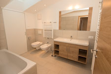 Bagno completo con lucernario, vasca da bagno, lavandino, wc, bidet e ripostiglio